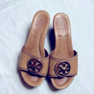 Tory Burch women wedge sandals shoes size 7 M tan leather with gold logo used